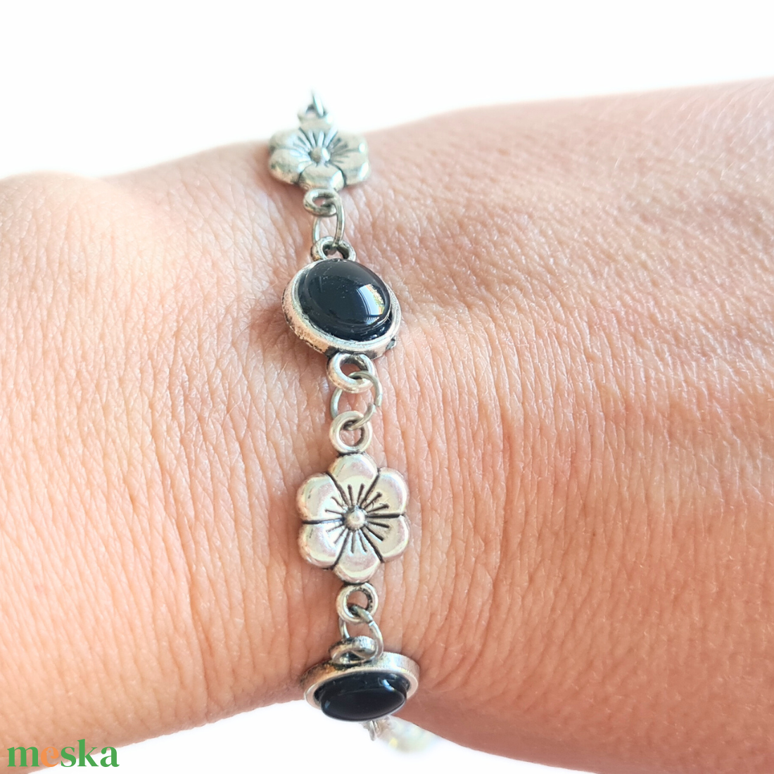 Fekete, virágos nemesacél karkötő - ékszer - karkötő - lánc karkötő - Meska.hu