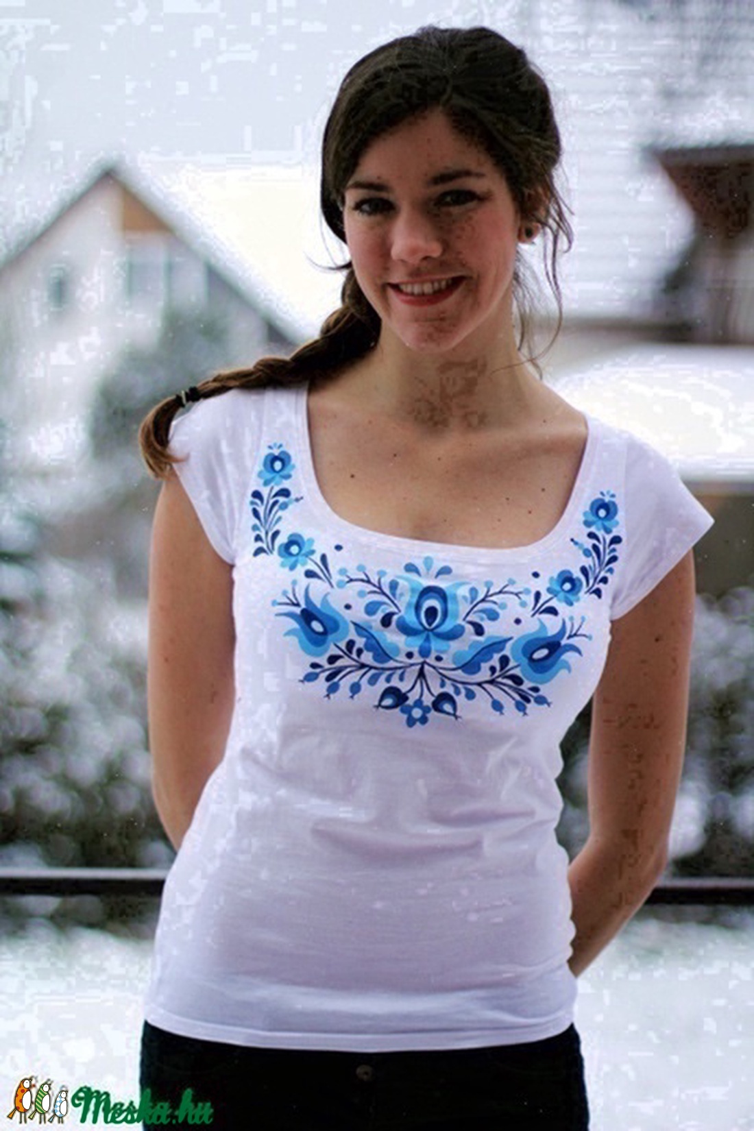 Kézzel festett magyar népi motívumokkal díszített fehér póló kék matyó virágmotívumokkal -  - Meska.hu