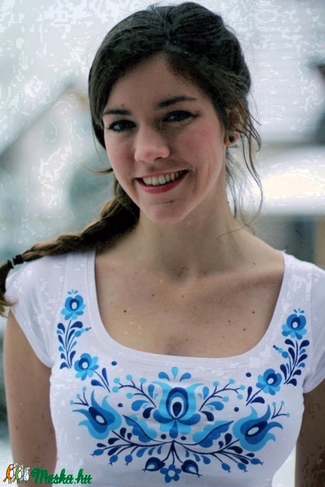 Kézzel festett magyar népi motívumokkal díszített fehér póló kék matyó virágmotívumokkal -  - Meska.hu
