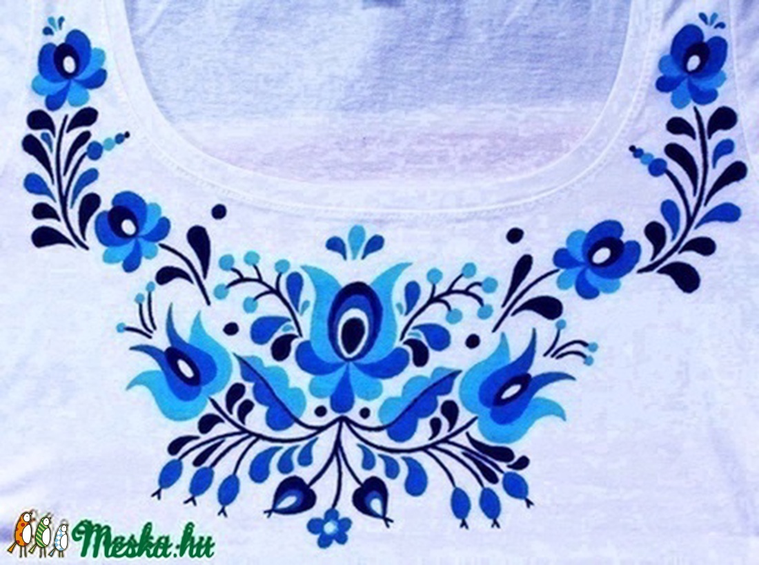 Kézzel festett magyar népi motívumokkal díszített fehér póló kék matyó virágmotívumokkal -  - Meska.hu