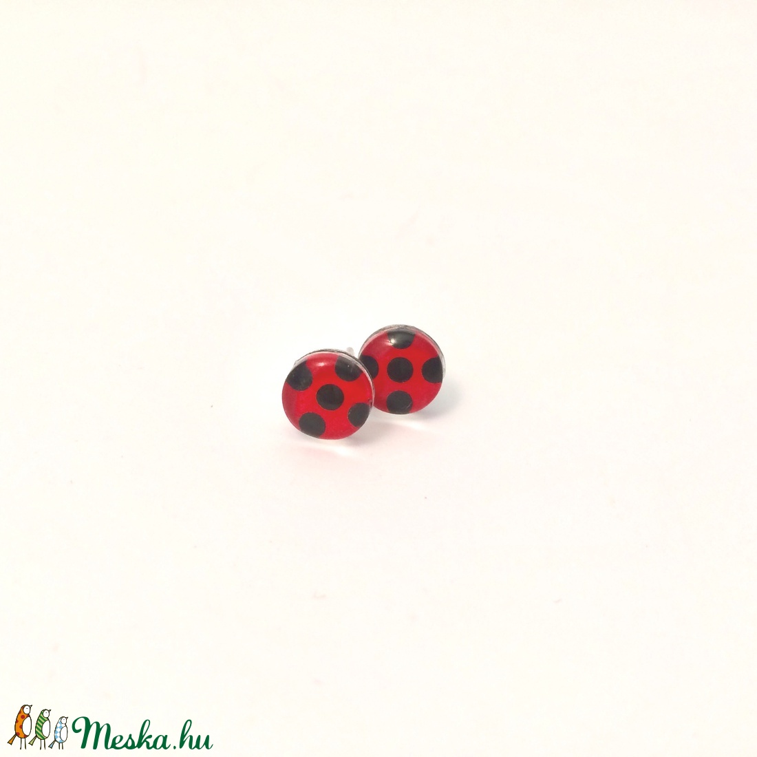 Katica piros fekete pöttyös nemesacél fülbevaló - 8 mm  -  - Meska.hu