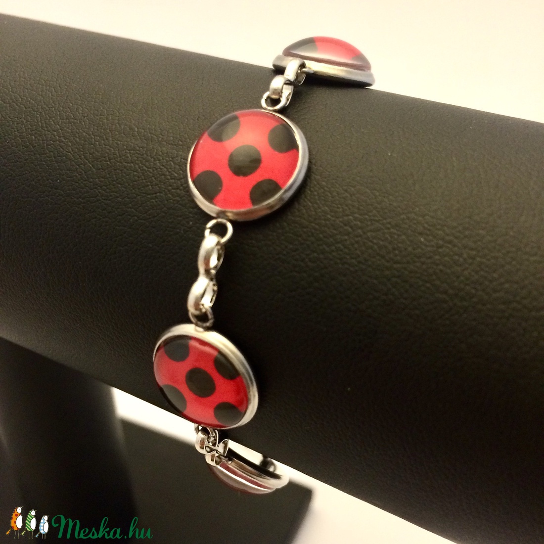 Katica piros fekete pöttyös nemesacél kislány karkötő -  - Meska.hu