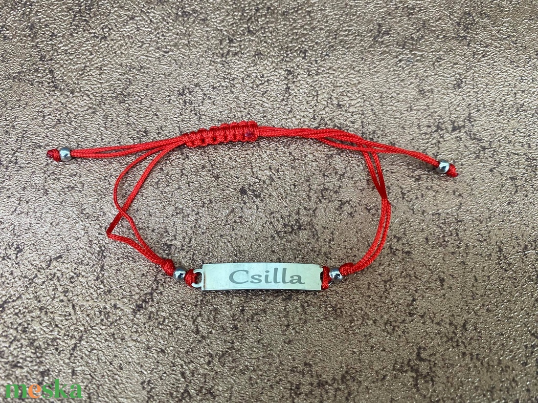 Piros fonal karkötő gravírozva - ékszer - karkötő - fonott karkötő - Meska.hu