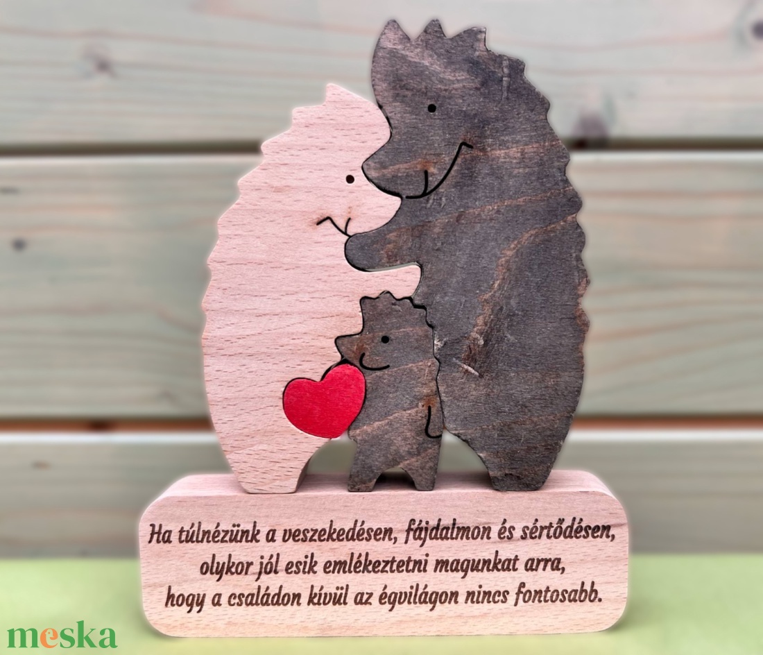 Gravírozott süni család, egyedi felirattal - otthon & életmód - papír, írószer - ajándékozás kellékei - ajándékkísérő - Meska.hu