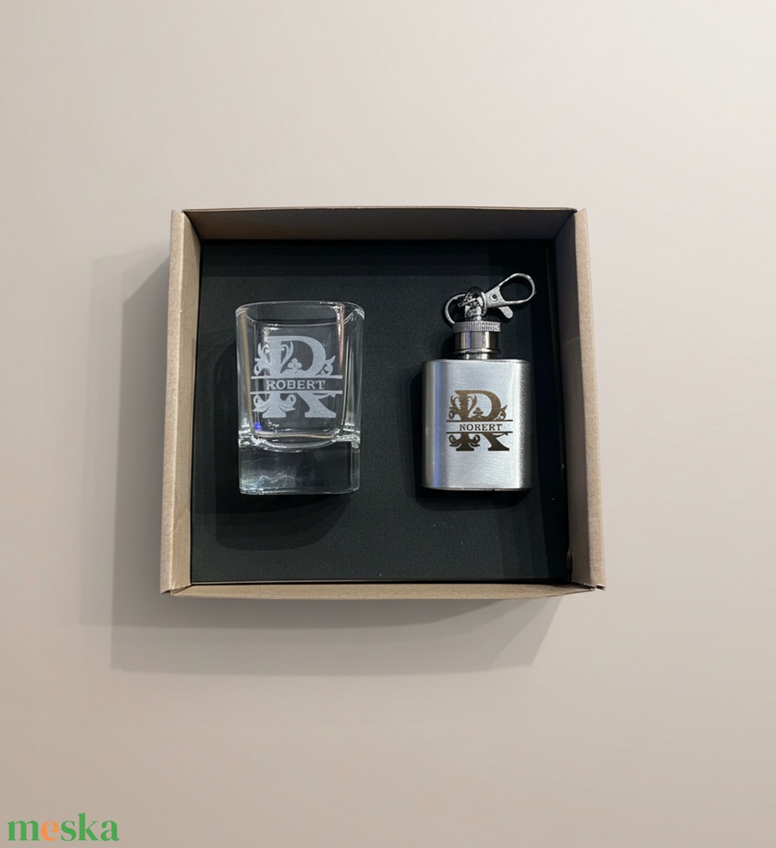 Ajándékcsomag gravírozott pohár és flaska dobozban - otthon & életmód - konyhafelszerelés, tálalás - tálalás - pálinkás poharak, szettek - Meska.hu