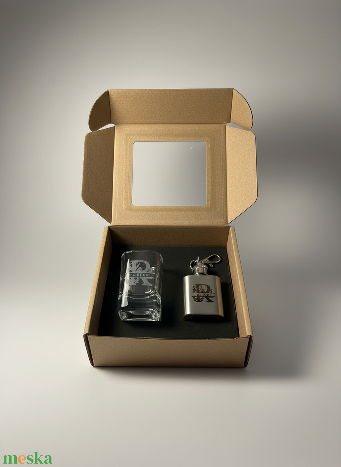 Ajándékcsomag gravírozott pohár és flaska dobozban - otthon & életmód - konyhafelszerelés, tálalás - tálalás - pálinkás poharak, szettek - Meska.hu