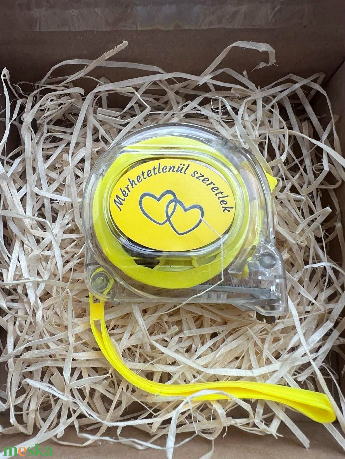 Mérőszalag egyedi gravírozással, dobozban - kellékek & szerszámok - vegyes alapanyag - egyéb alapanyag - Meska.hu