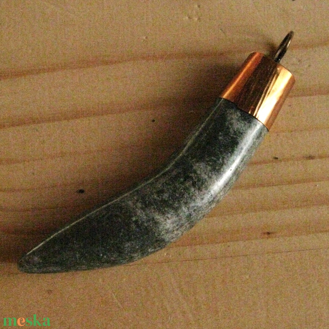 Farkasfog medál, nyakék valódi kőből, rézből, páva mintával. Kézzel készült, egyedi darab. - ékszer - nyaklánc - medál - Meska.hu