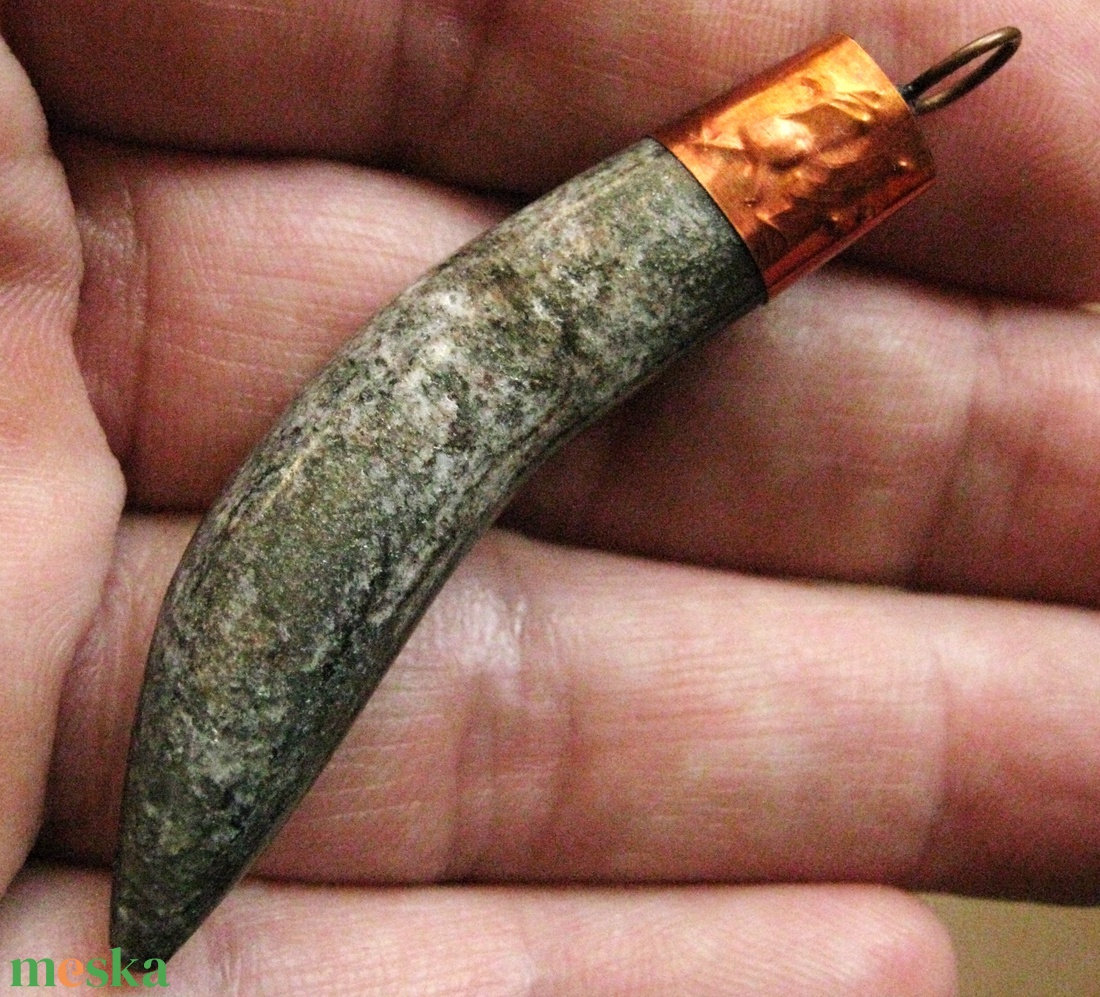 Farkasfog medál, nyakék valódi kőből, rézből, páva mintával. Kézzel készült, egyedi darab. - ékszer - nyaklánc - medál - Meska.hu