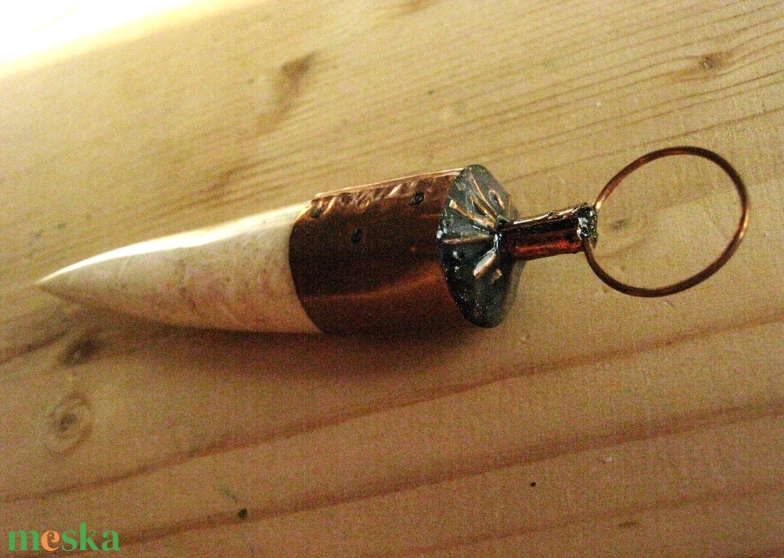 Agyar alakú medál, nyakék valódi kőből, rézből, pók / bogár mintával. Kézzel készült, egyedi darab. e13 - ékszer - nyaklánc - medál - Meska.hu