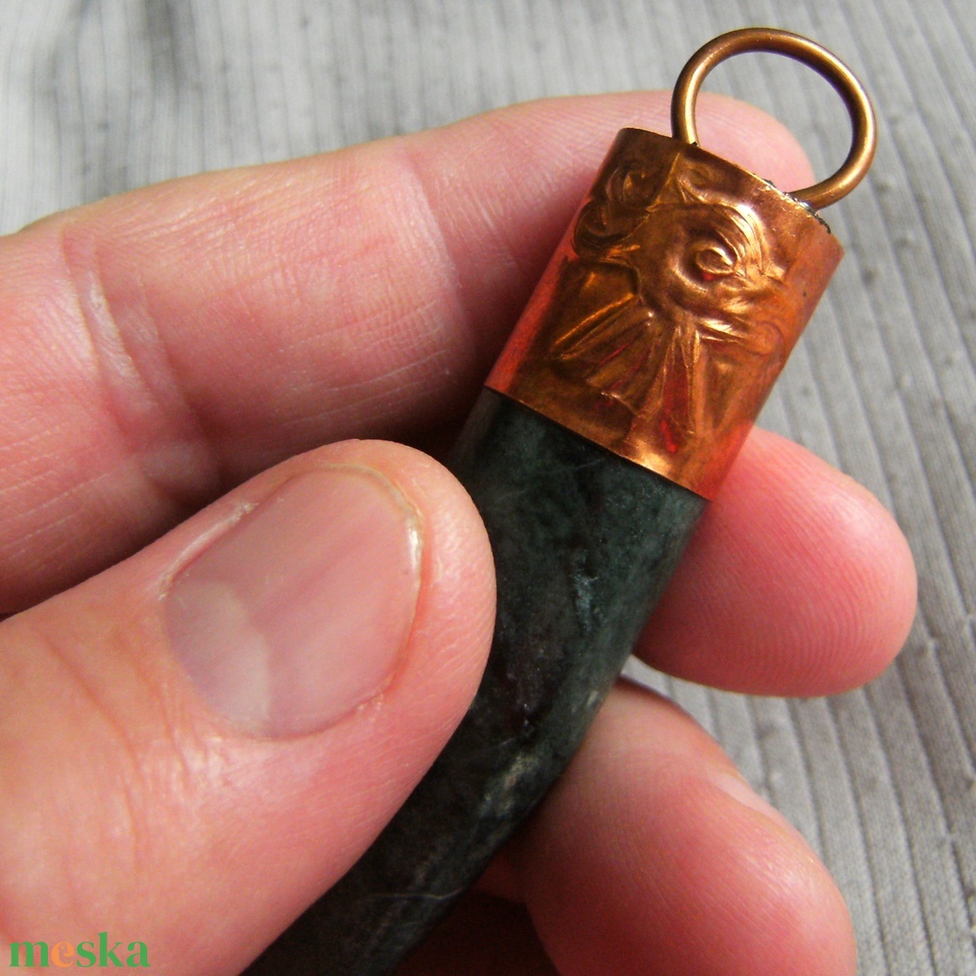 Saskarom alakú medál, nyakék zöld márványból, rézből, madármintával. Kézzel készült, egyedi darab. e9 - ékszer - nyaklánc - medál - Meska.hu