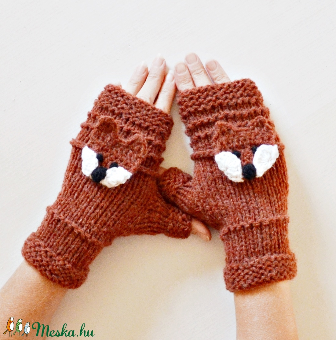 Vuk és Kag - puha fonalból készült kézmelegítő horgolt róka motívummal, ami levehető. Jöhet a tél! -  - Meska.hu
