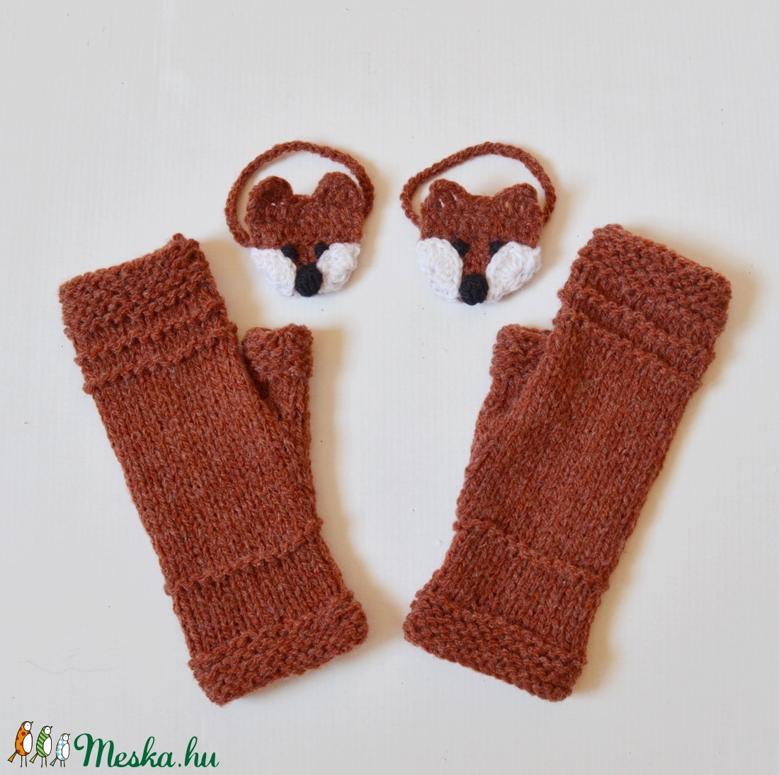 Vuk és Kag - puha fonalból készült kézmelegítő horgolt róka motívummal, ami levehető. Jöhet a tél! -  - Meska.hu