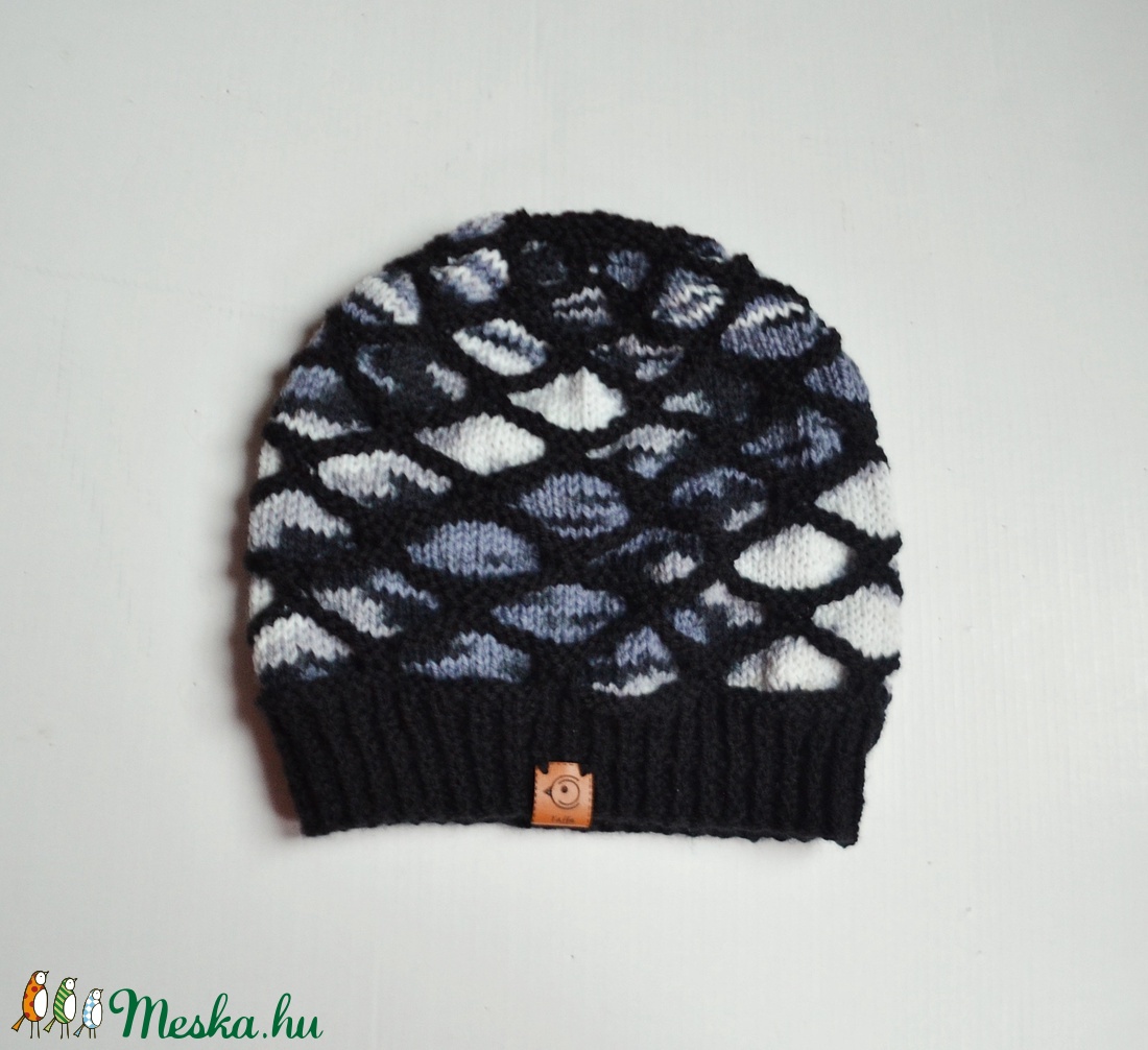 Fekete háló - tobozmintás unisex sapka fekete - fehér - szürke színvilágban. Férfi, fiú, lány vagy nő részére. - ruha & divat - sál, sapka, kendő - sapka - Meska.hu Fekete háló - tobozmintás unisex sapka fekete - fehér - szürke színvilágban. Férfi, fiú, lány vagy nő részére. - ruha & divat - sál, sapka, kendő - sapka - Meska.hu
