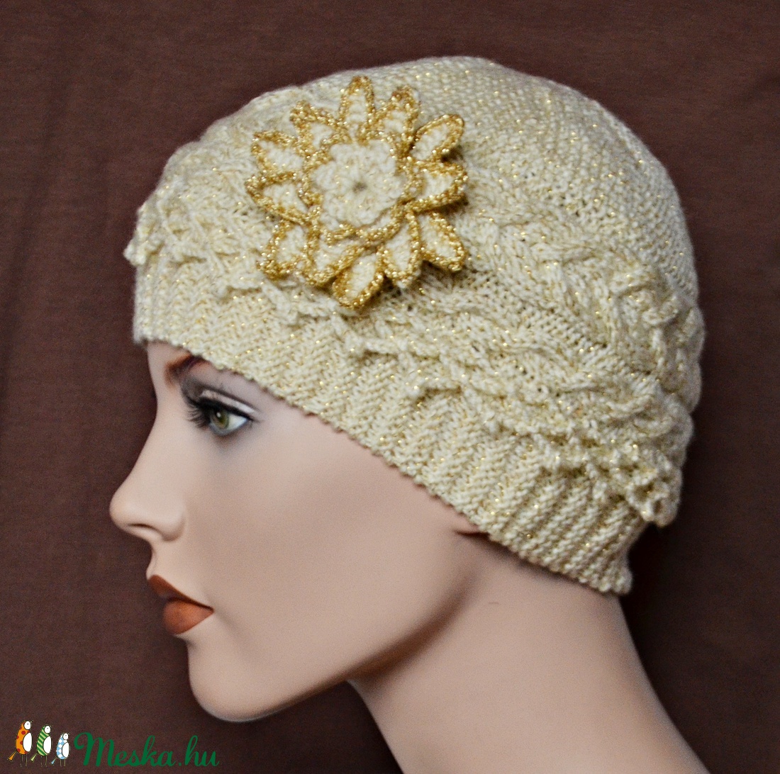 Gatsby - vintage sapka pezsgő színben arany színű szállal. Különleges, egyedi sapka fonott mintával. - ruha & divat - sál, sapka, kendő - sapka - Meska.hu