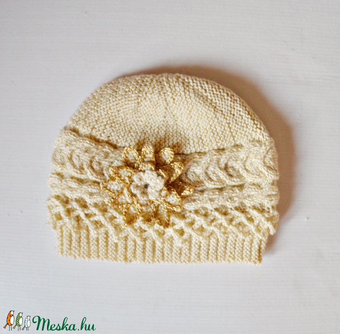 Gatsby - vintage sapka pezsgő színben arany színű szállal. Különleges, egyedi sapka fonott mintával. - ruha & divat - sál, sapka, kendő - sapka - Meska.hu