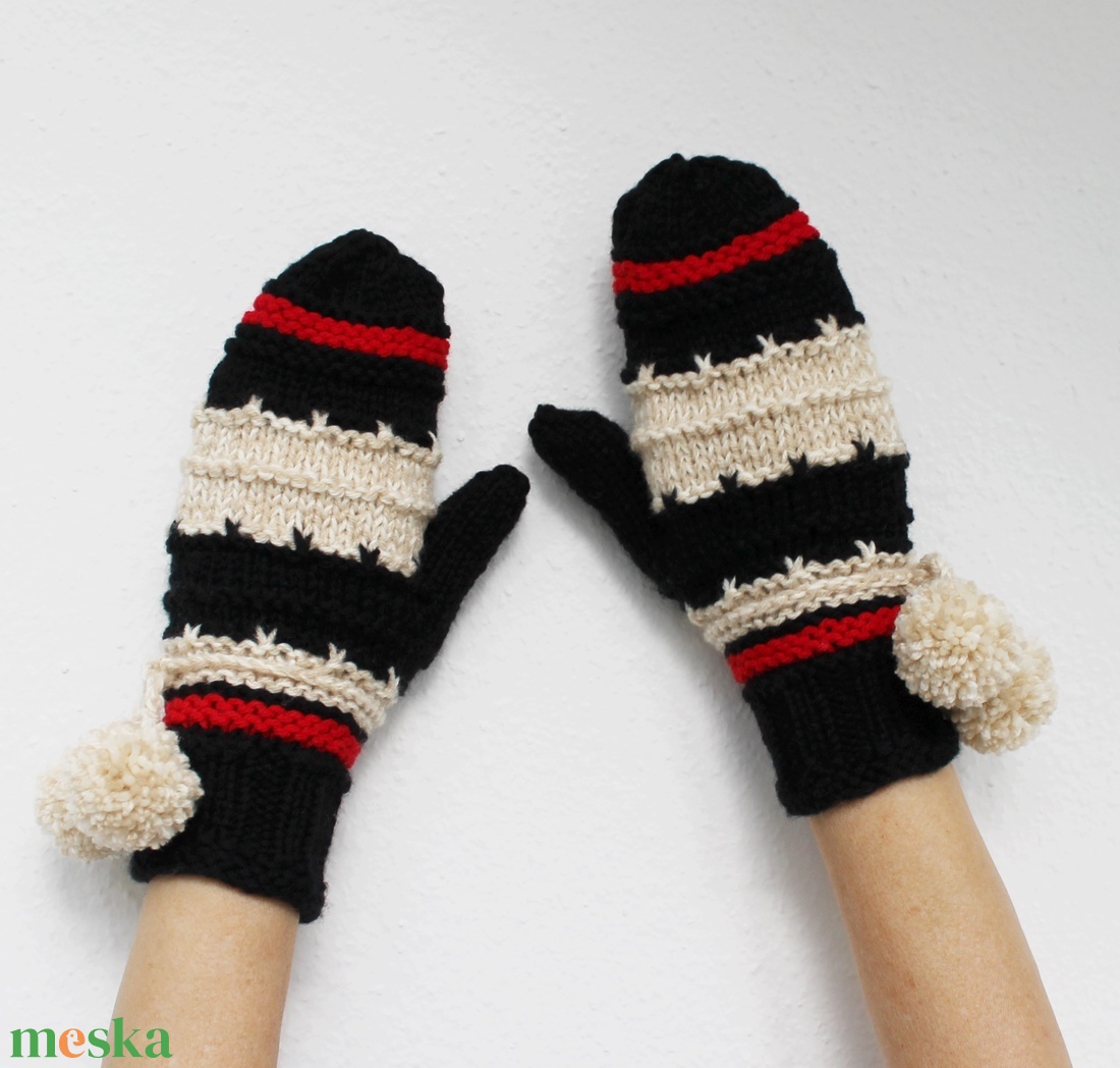 Pompon egyujjas kesztyű - fekete - ruha & divat - sál, sapka, kendő - kesztyű - Meska.hu Pompon egyujjas kesztyű - fekete - ruha & divat - sál, sapka, kendő - kesztyű - Meska.hu