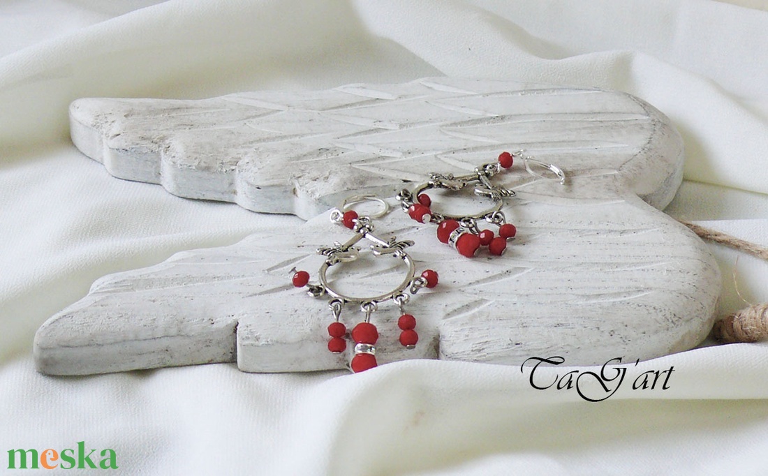 Öröm fülbevaló  piros korallgyöngyök, lógós, ezüst, évforduló, csak úgy, anyák napja - ékszer - fülbevaló - csillár fülbevaló - Meska.hu