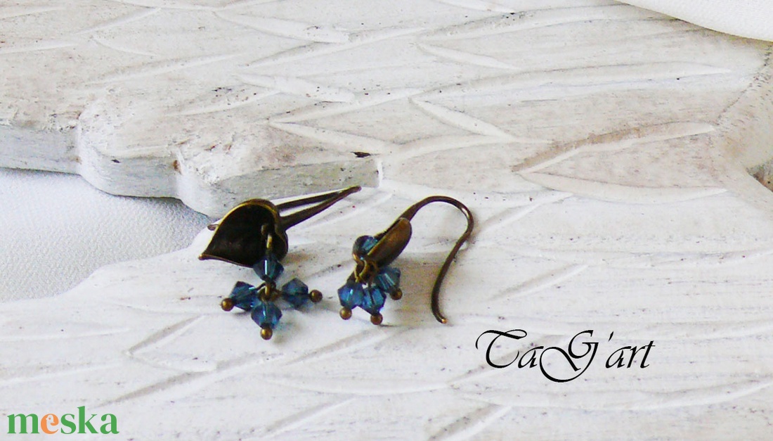 Mignon fülbevaló lógós, éjkék, bronz, elegáns, minimalista, ajándék, lány, nő, swarovski - ékszer - fülbevaló - lógó fülbevaló - Meska.hu Mignon fülbevaló lógós, éjkék, bronz, elegáns, minimalista, ajándék, lány, nő, swarovski - ékszer - fülbevaló - lógó fülbevaló - Meska.hu