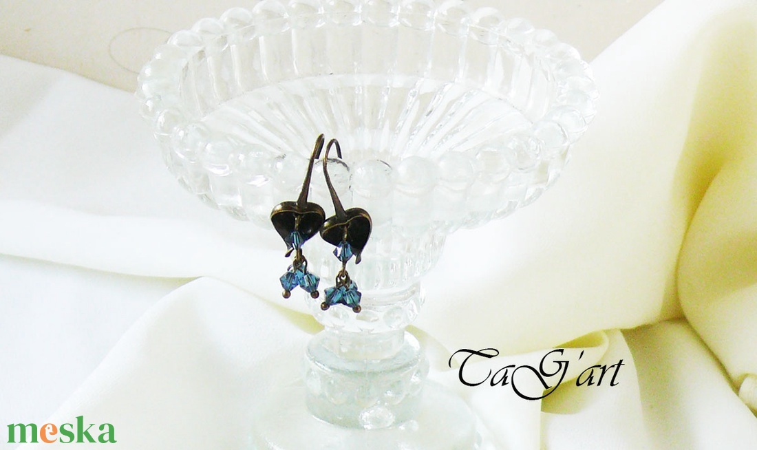 Mignon fülbevaló lógós, éjkék, bronz, elegáns, minimalista, ajándék, lány, nő, swarovski - ékszer - fülbevaló - lógó fülbevaló - Meska.hu Mignon fülbevaló lógós, éjkék, bronz, elegáns, minimalista, ajándék, lány, nő, swarovski - ékszer - fülbevaló - lógó fülbevaló - Meska.hu