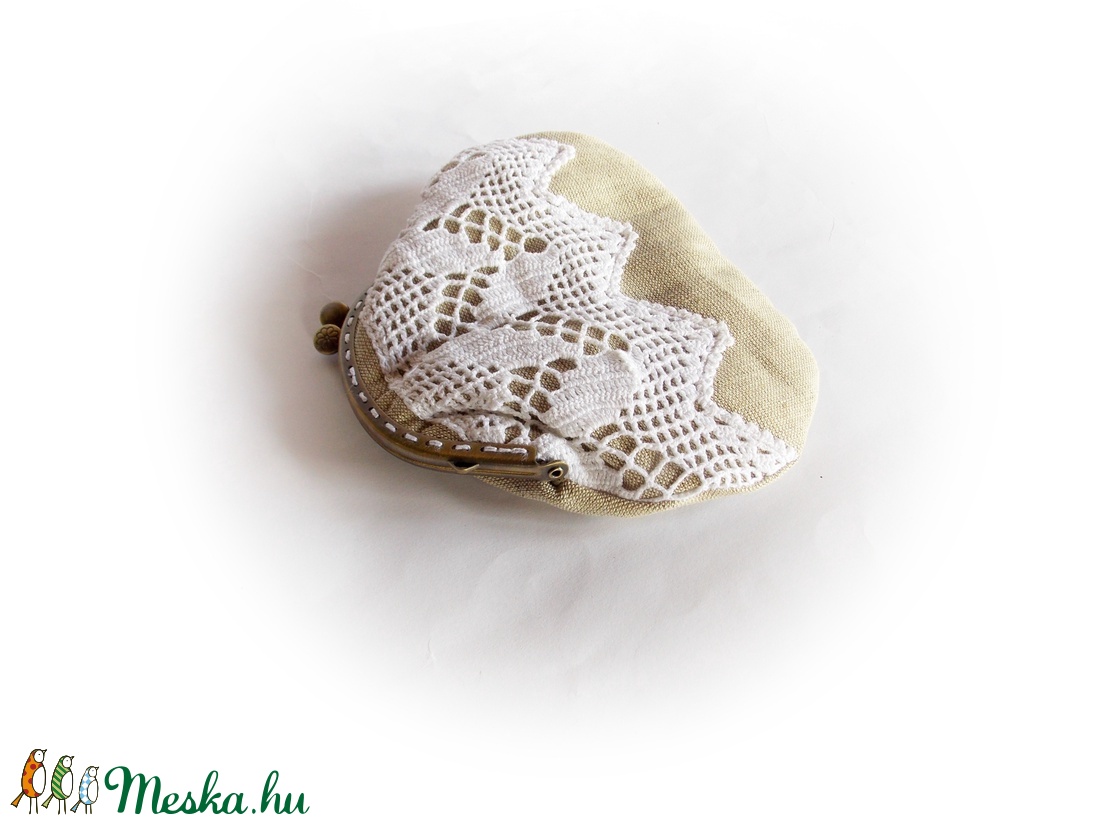 Bézs lenvászon csatos pénztárca horgolt csipkével - táska & tok - pénztárca & más tok - aprópénztartó - Meska.hu