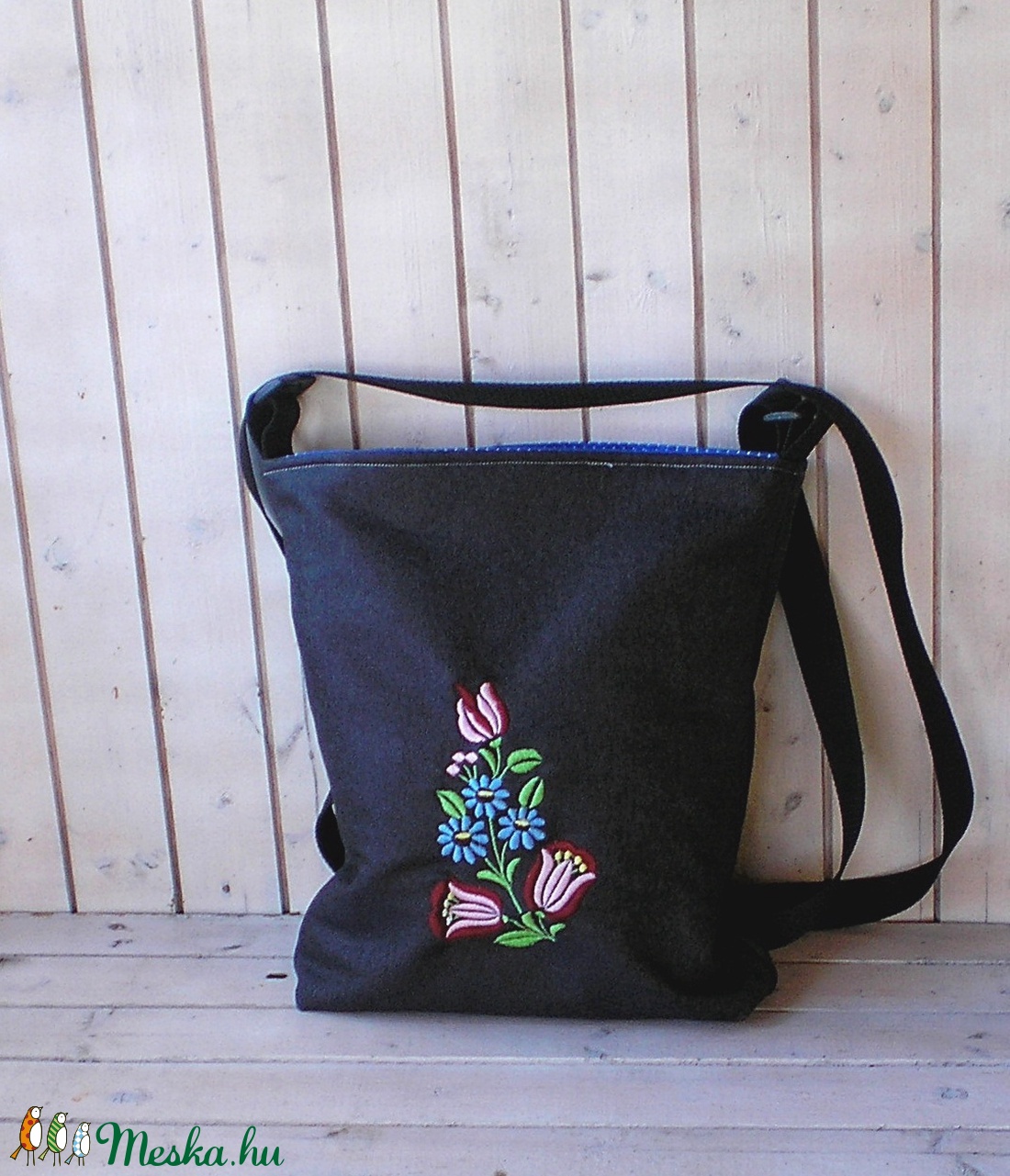Hímzett virágos folk válltáska, tarisznya -  - Meska.hu