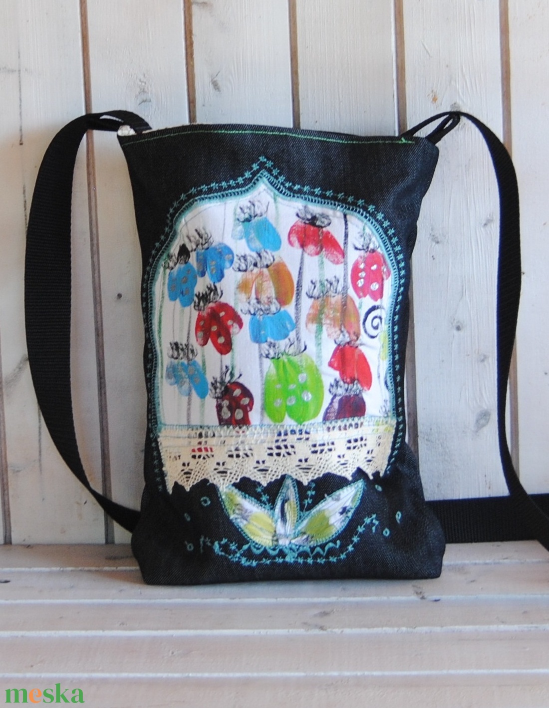 Meghan- festett, hímzett farmertáska - táska & tok - kézitáska & válltáska - vállon átvethető táska - Meska.hu