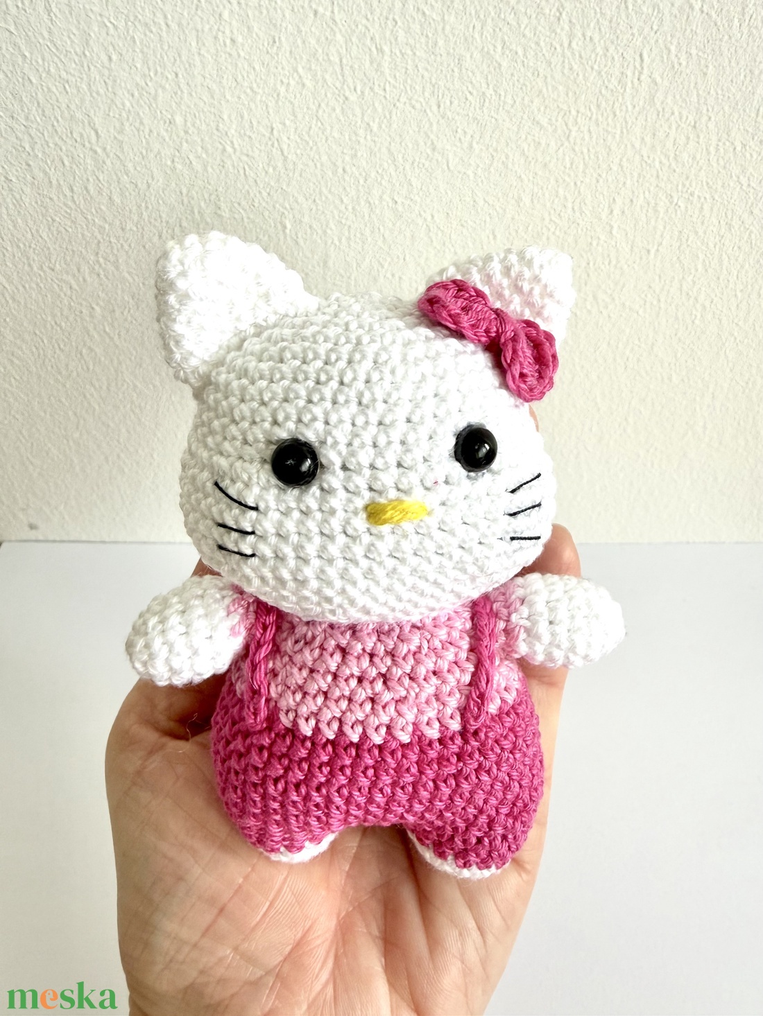 Horgolt cica (Hello Kitty) - játék & sport - plüssállat & játékfigura - méhecske - Meska.hu