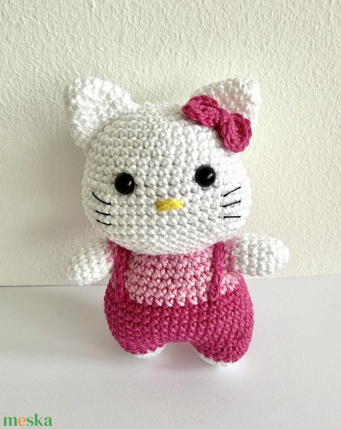 Horgolt cica (Hello Kitty) - játék & sport - plüssállat & játékfigura - méhecske - Meska.hu