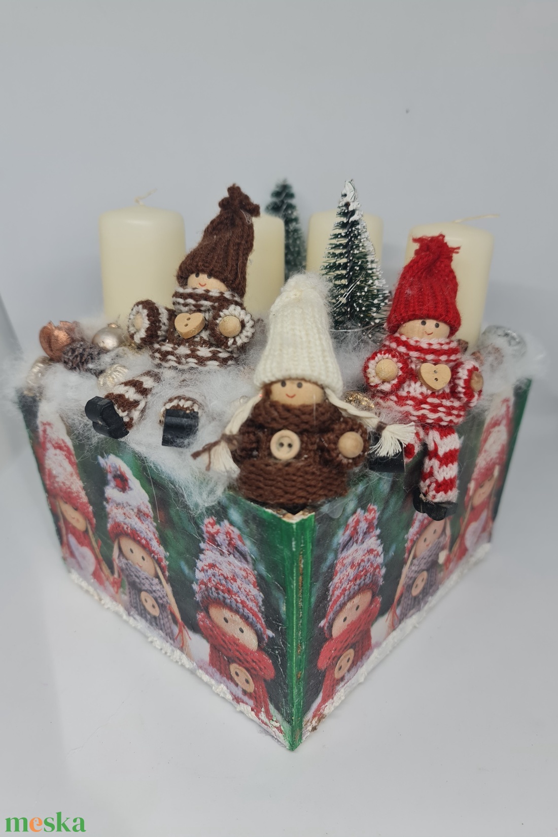 Kötött Manókkal Led világítással készült dekoráció - karácsony - adventi díszek - adventi koszorú - Meska.hu Kötött Manókkal Led világítással készült dekoráció - karácsony - adventi díszek - adventi koszorú - Meska.hu