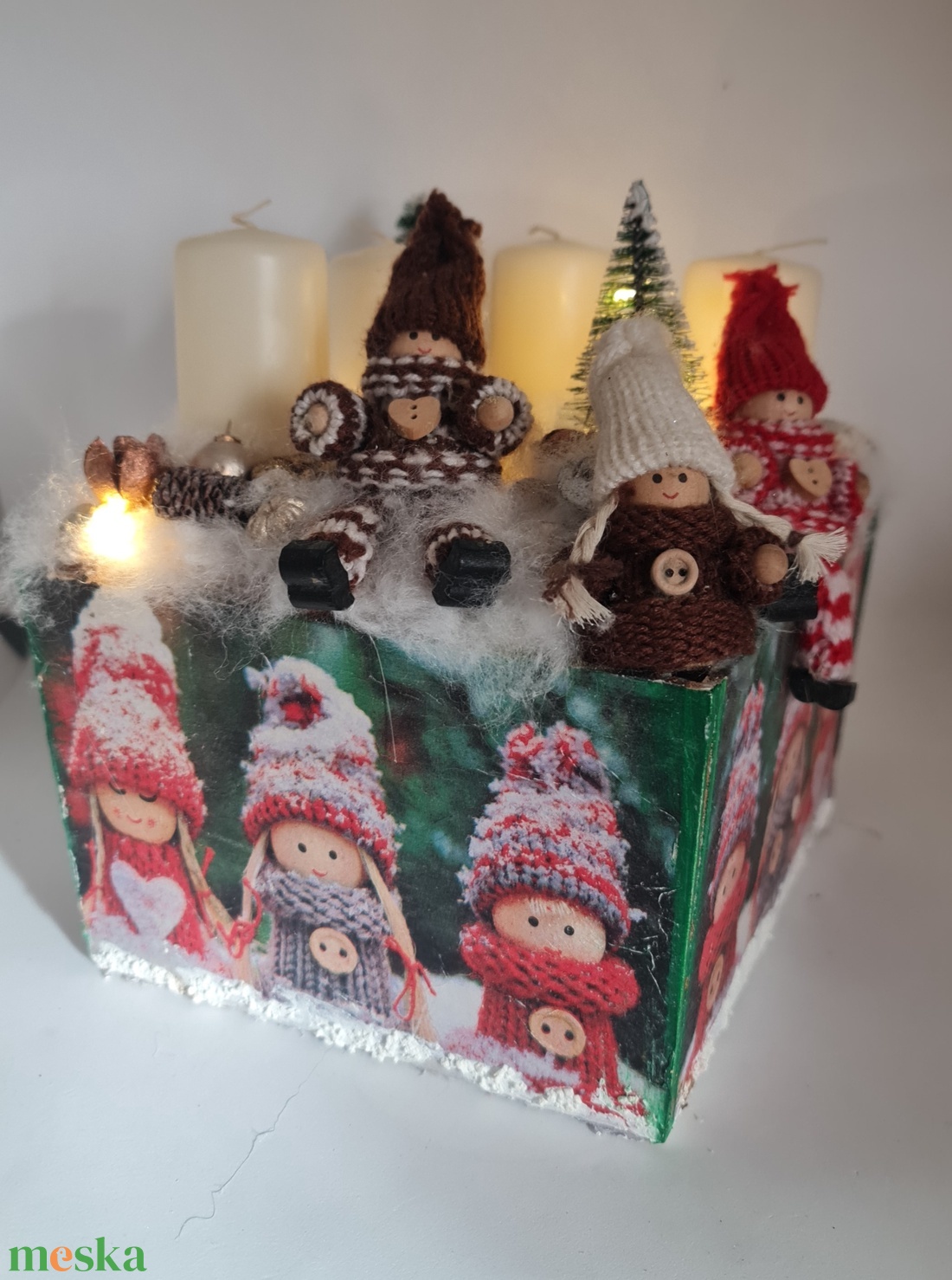 Kötött Manókkal Led világítással készült dekoráció - karácsony - adventi díszek - adventi koszorú - Meska.hu Kötött Manókkal Led világítással készült dekoráció - karácsony - adventi díszek - adventi koszorú - Meska.hu