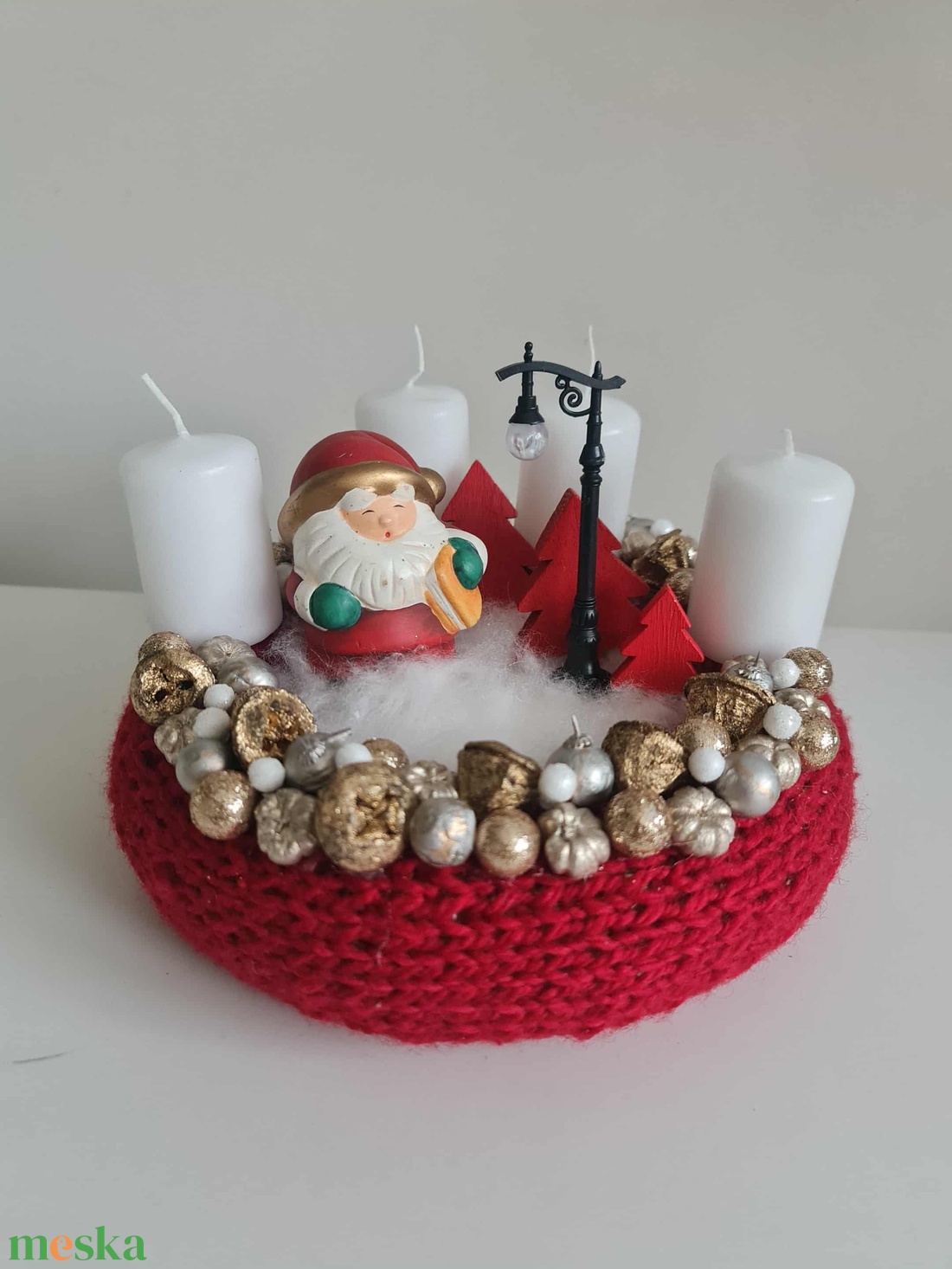 Piros kötött alapra készült, télapó kerámia figurával - karácsony - adventi díszek - adventi koszorú - Meska.hu