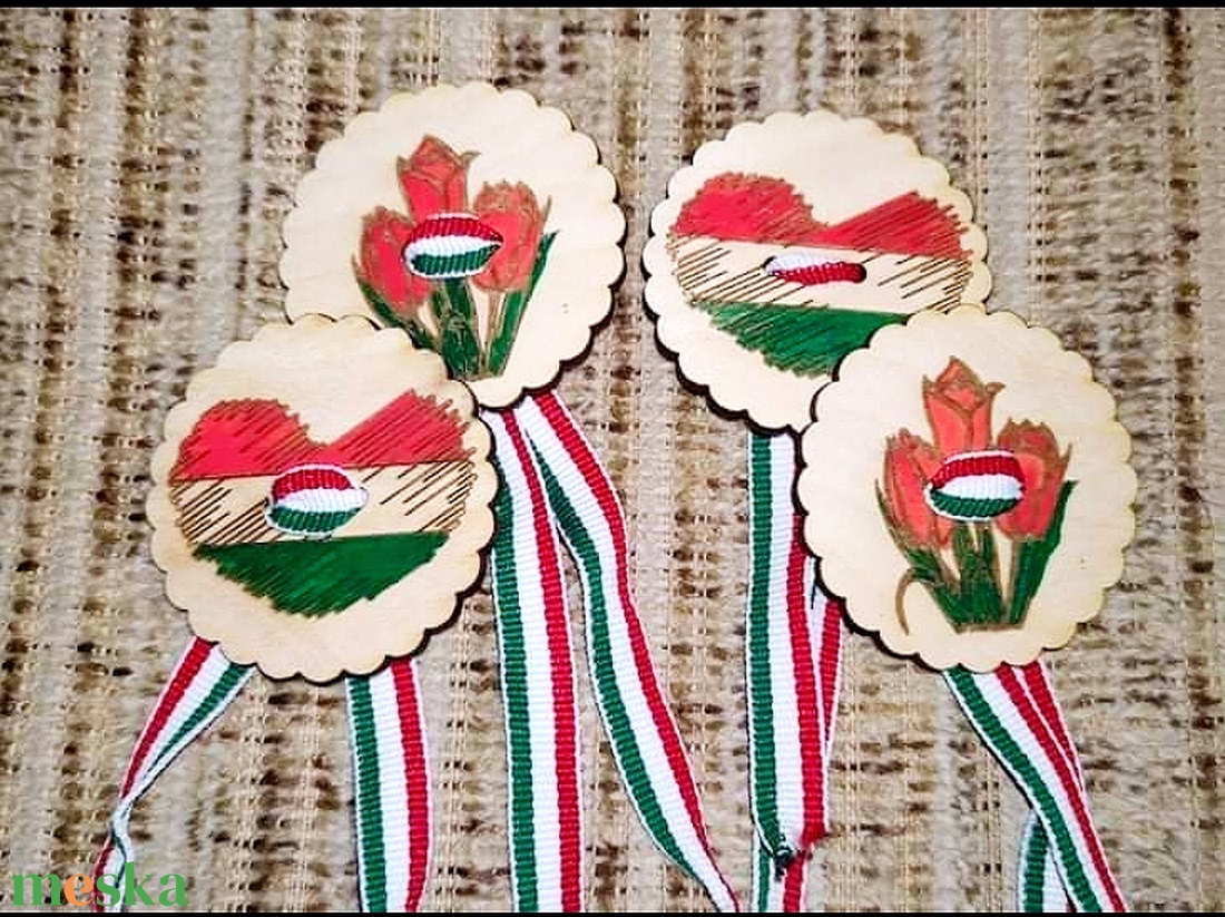 Egyedi kokárda fából, sokféle mintával  - ékszer - kitűző és bross - kitűző - Meska.hu
