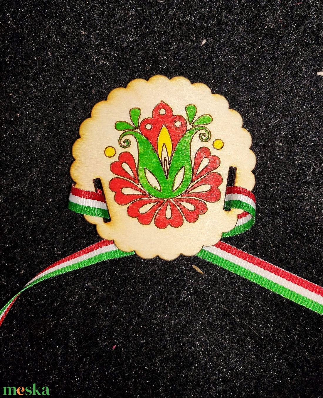 Egyedi kokárda fából, sokféle mintával  - ékszer - kitűző és bross - kitűző - Meska.hu