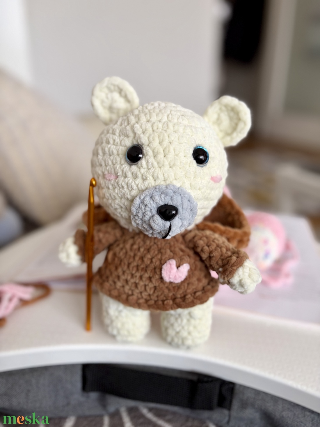 Szívecske Maci � kézzel horgolt, puha amigurumi pulcsiban - játék & sport - plüssállat & játékfigura - maci - Meska.hu