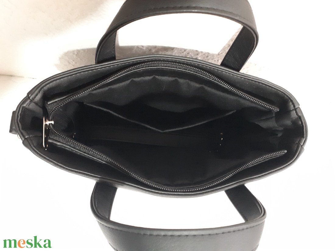 Kis fekete kézi táska - táska & tok - kézitáska & válltáska - vállon átvethető táska - Meska.hu