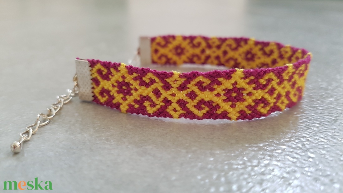 Lila-sárga csomózott karkötő - ékszer - karkötő - fonott karkötő - Meska.hu
