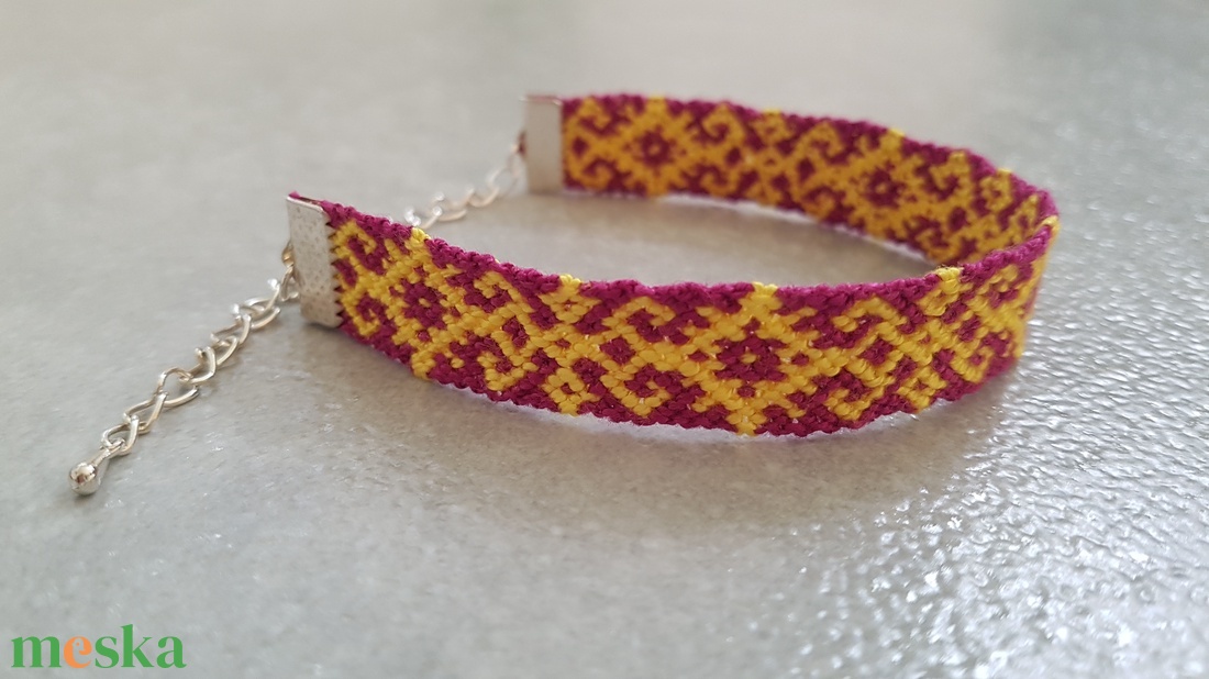 Lila-sárga csomózott karkötő - ékszer - karkötő - fonott karkötő - Meska.hu