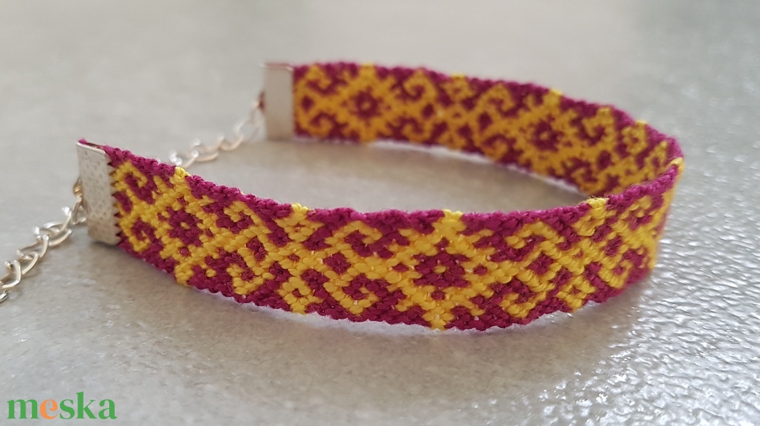 Lila-sárga csomózott karkötő - ékszer - karkötő - fonott karkötő - Meska.hu