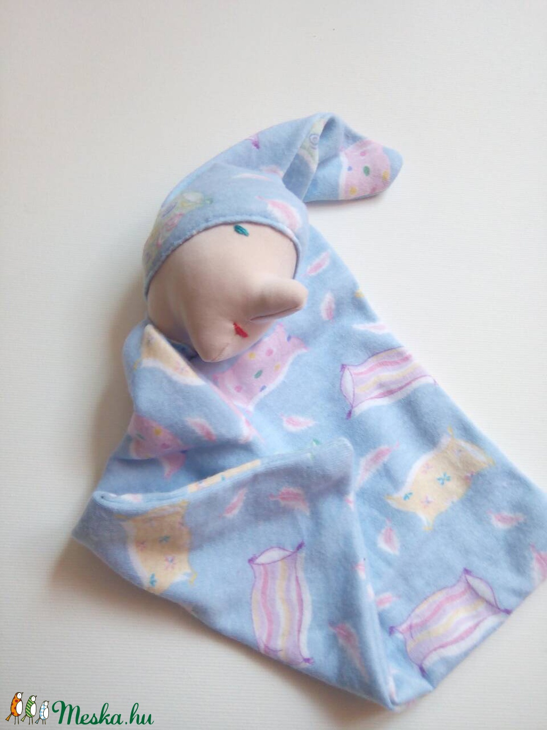Kék, párna mintás alvó manócska -  - Meska.hu