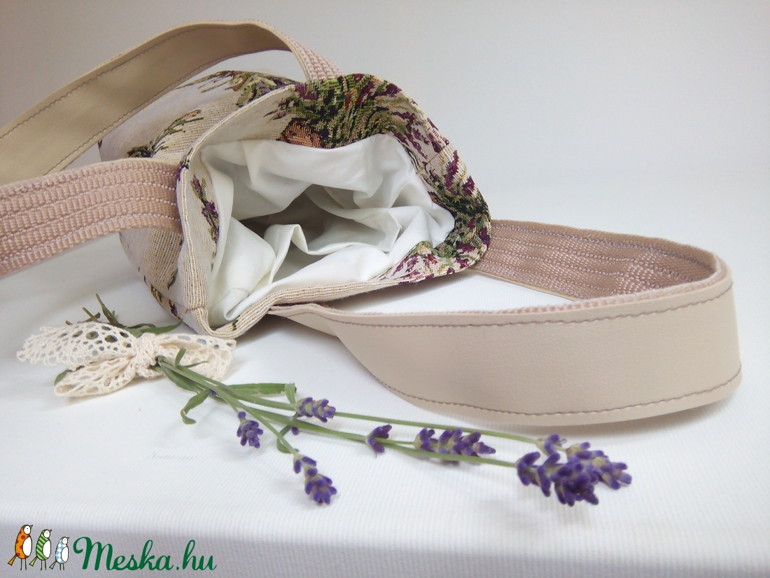 Gobelin szövésű, levendula mintás kislánytáska bőrfüllel.  -  - Meska.hu