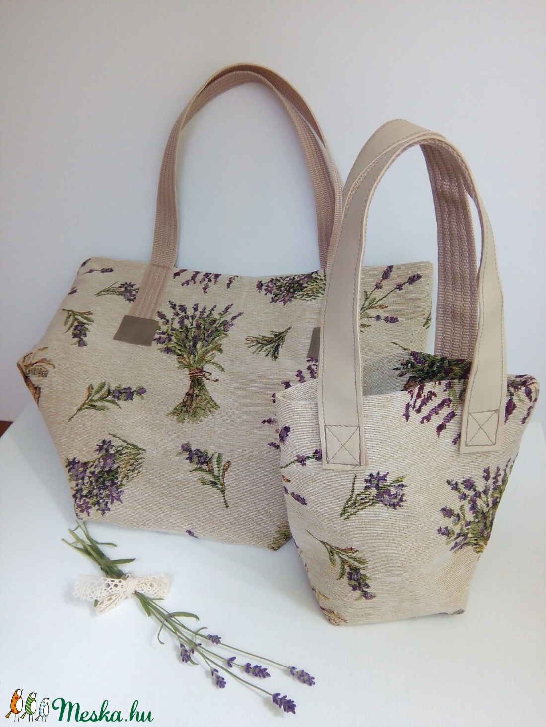 Gobelin szövésű, levendula mintás kislánytáska bőrfüllel.  -  - Meska.hu