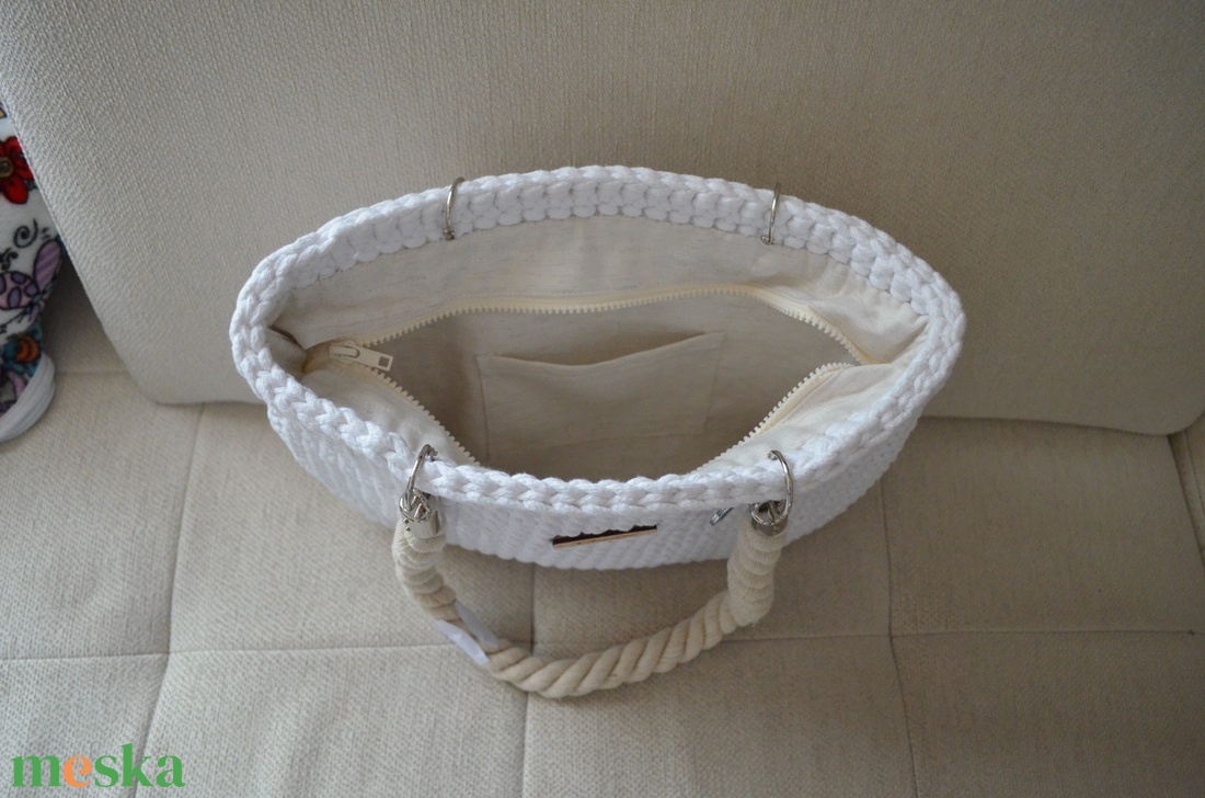 Horgolt válltáska, díszítéssel - táska & tok - kézitáska & válltáska - válltáska - Meska.hu