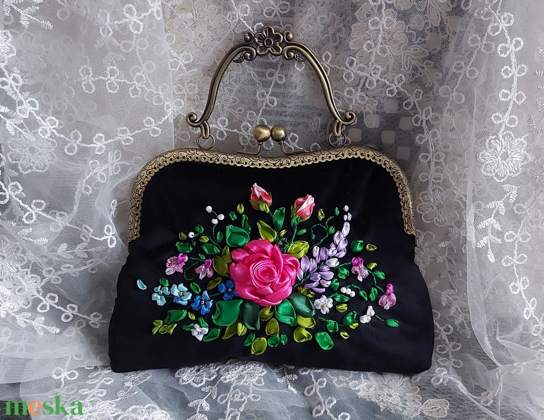 Fekete kis táska. Hímzett táska. Designer táska. - esküvő - kiegészítők - táska - Meska.hu Fekete kis táska. Hímzett táska. Designer táska. - esküvő - kiegészítők - táska - Meska.hu