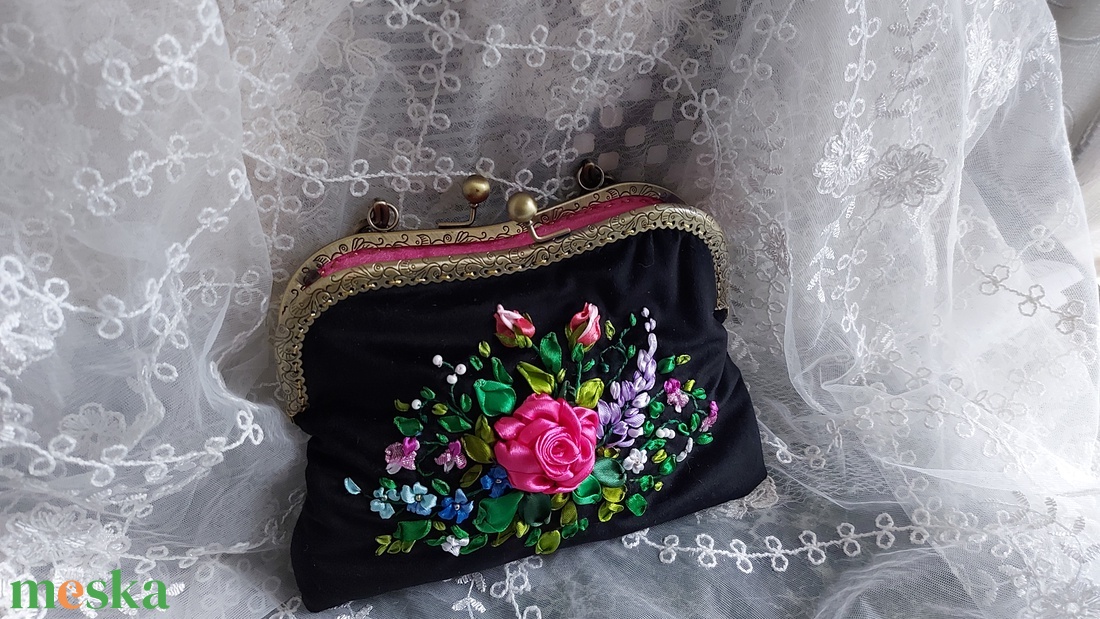 Fekete kis táska. Hímzett táska. Designer táska. - esküvő - kiegészítők - táska - Meska.hu Fekete kis táska. Hímzett táska. Designer táska. - esküvő - kiegészítők - táska - Meska.hu