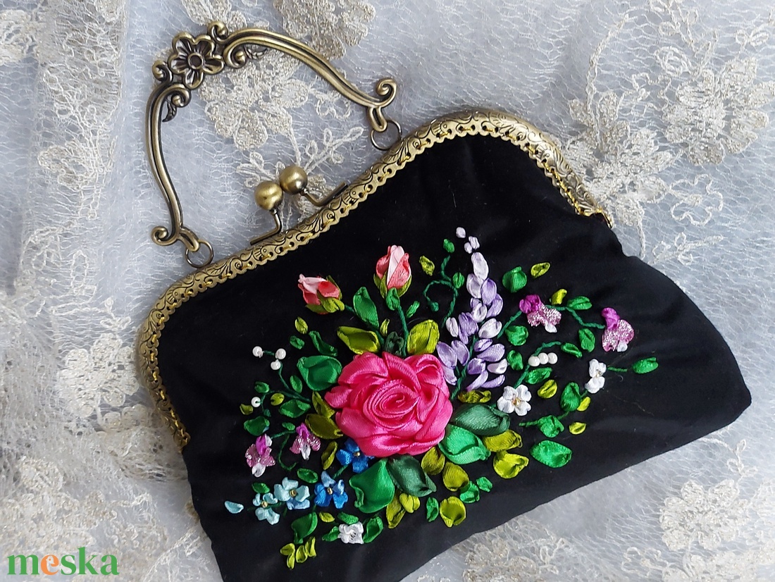 Fekete kis táska. Hímzett táska. Designer táska. - esküvő - kiegészítők - táska - Meska.hu Fekete kis táska. Hímzett táska. Designer táska. - esküvő - kiegészítők - táska - Meska.hu