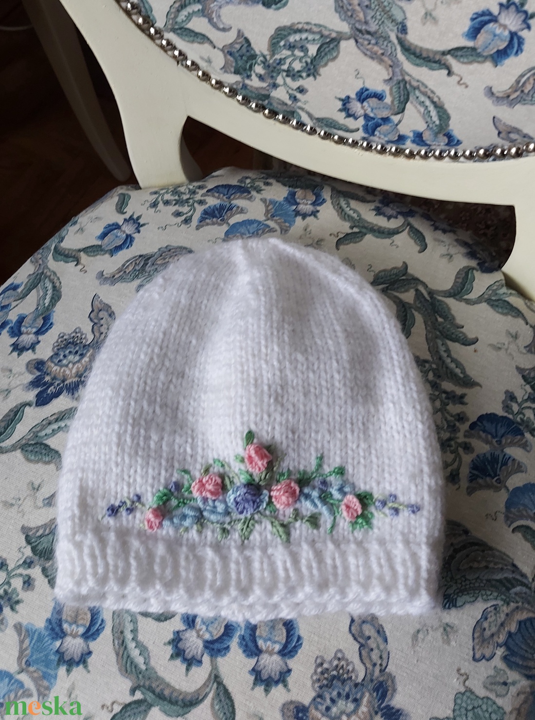 Fehér sapka. Hímzett sapka. Kézzel kötött. - ruha & divat - sál, sapka, kendő - sapka - Meska.hu