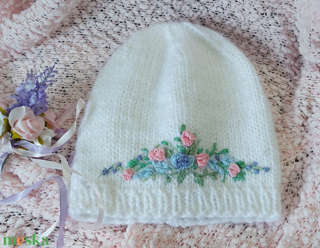Fehér sapka. Hímzett sapka. Kézzel kötött. - ruha & divat - sál, sapka, kendő - sapka - Meska.hu
