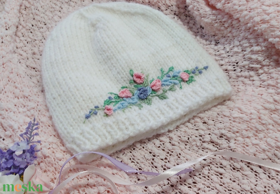 Fehér sapka. Hímzett sapka. Kézzel kötött. - ruha & divat - sál, sapka, kendő - sapka - Meska.hu