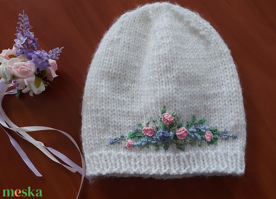 Fehér sapka. Hímzett sapka. Kézzel kötött. - ruha & divat - sál, sapka, kendő - sapka - Meska.hu